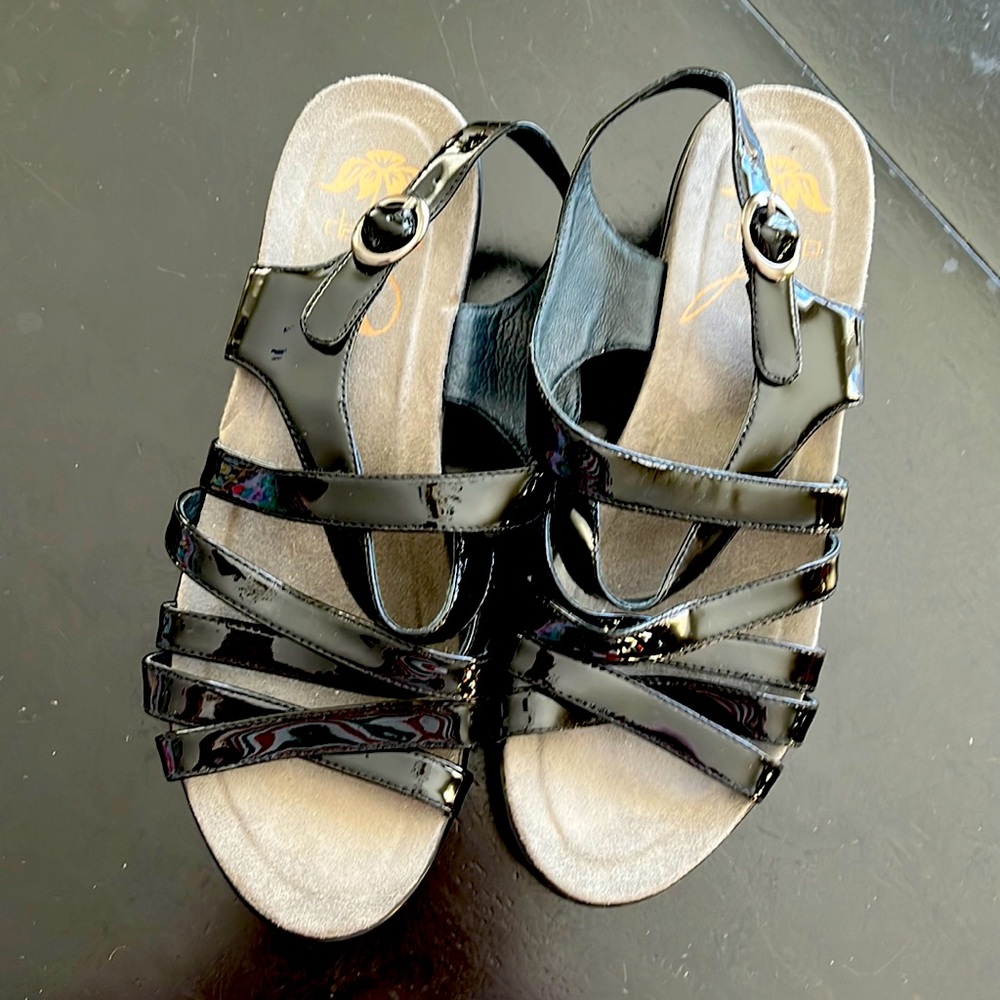 Dansko black patent leather sandals. Lightly worn. Size 38. Strappy.